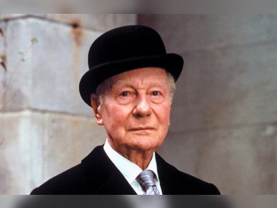 Sir John Gielgud  -  "the best Hamlet of our time" - britishheritage.org